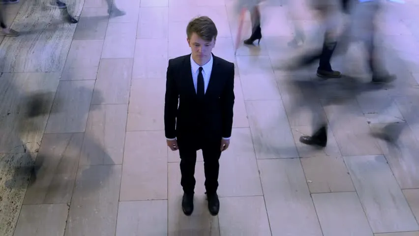 人群中孤單一人