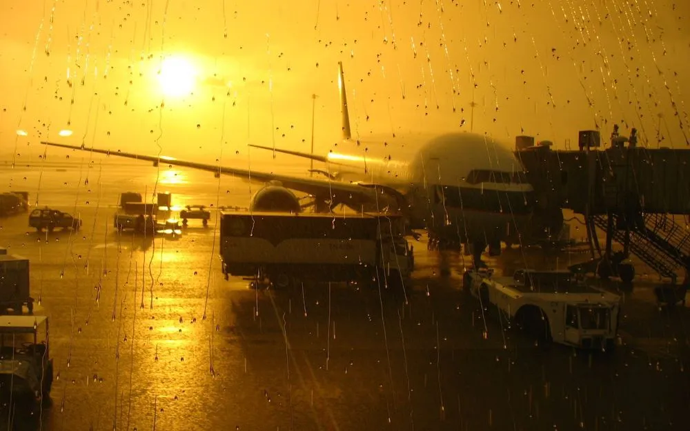 曼谷機場日落下雨