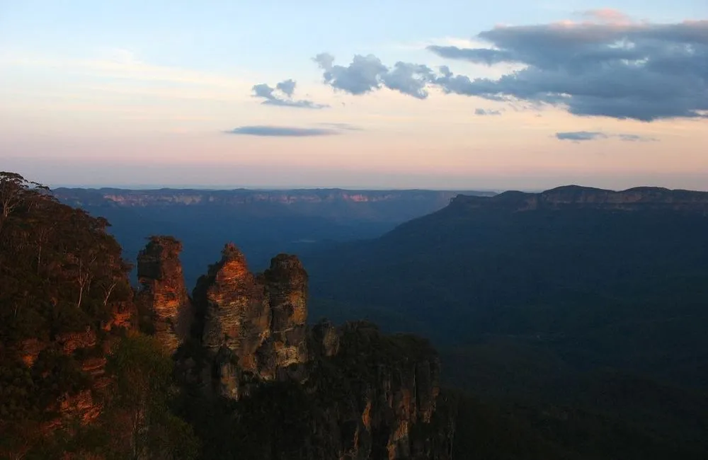 夕照染紅了三姊妹峰