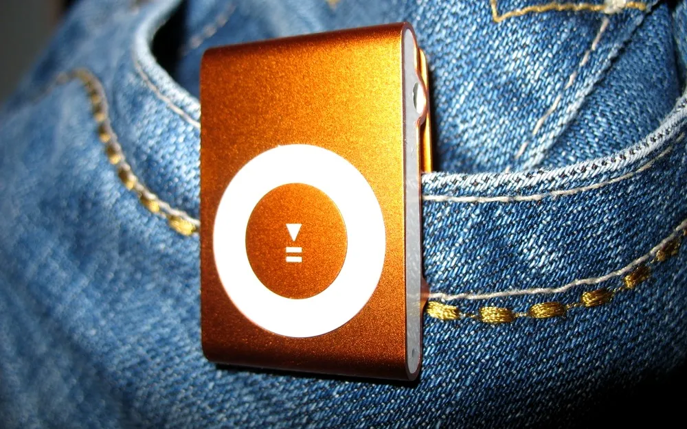 橙色iPod Shuffle配搭藍色牛仔褲