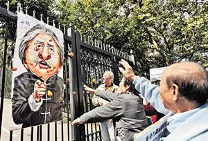 曾俊華成眾矢之的