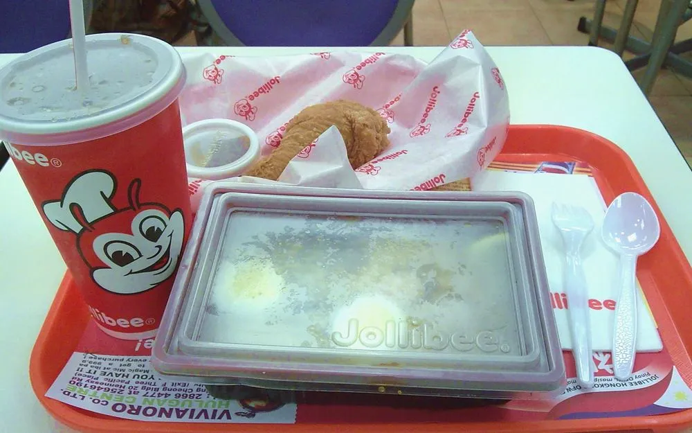 Jollibee的撈米粉+雞槌餐