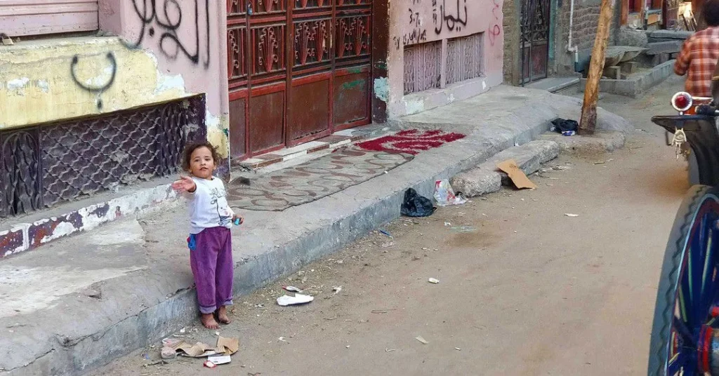 破舊骯髒的樂蜀街頭，與笑容天真的小女孩