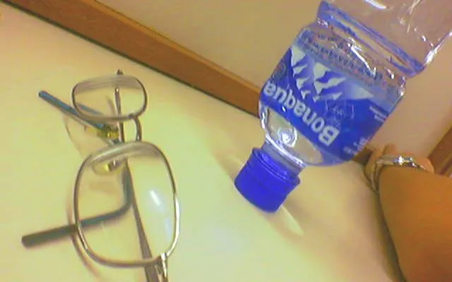 理大圖書館 - 眼鏡和水樽