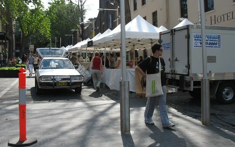 週末街頭的小檔攤